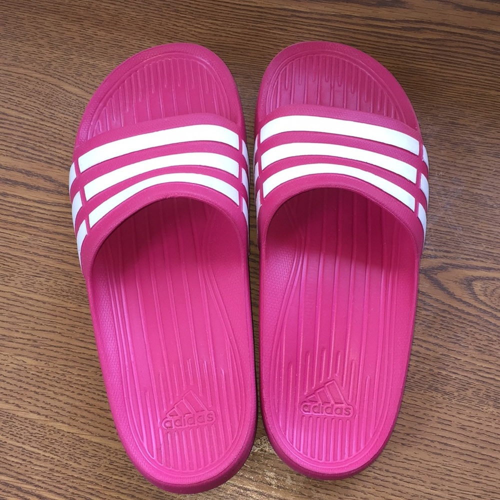 Adidas Sandals used but good condition 
size K6